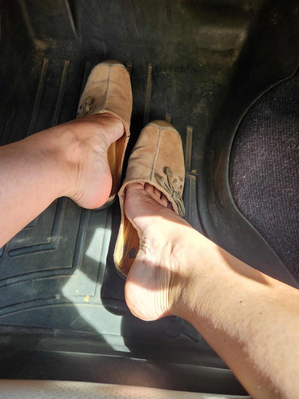 Women’s Suede Slip-On Mules in Tan Preowned